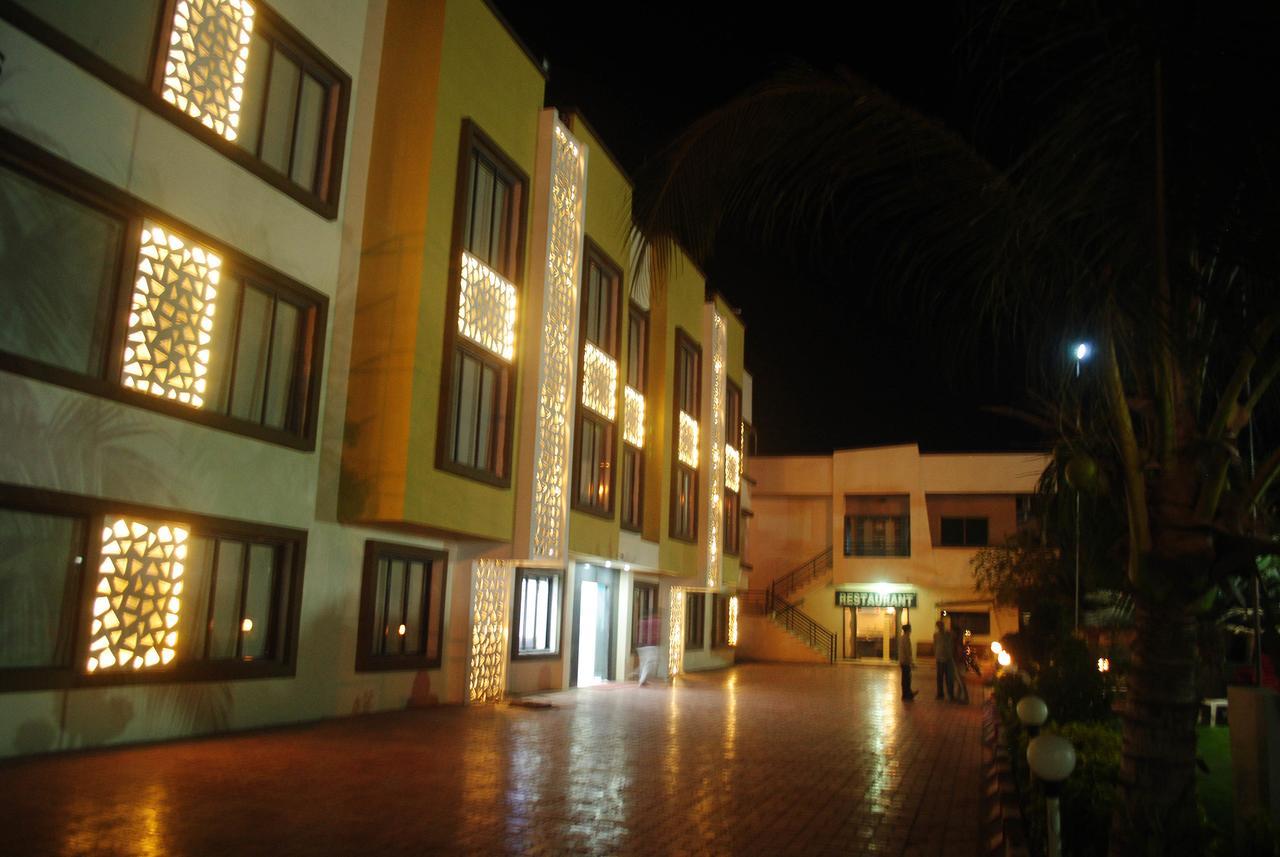 Safari Hotel & Resort Somnāth Exteriör bild