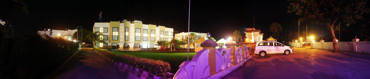 Safari Hotel & Resort Somnāth Exteriör bild
